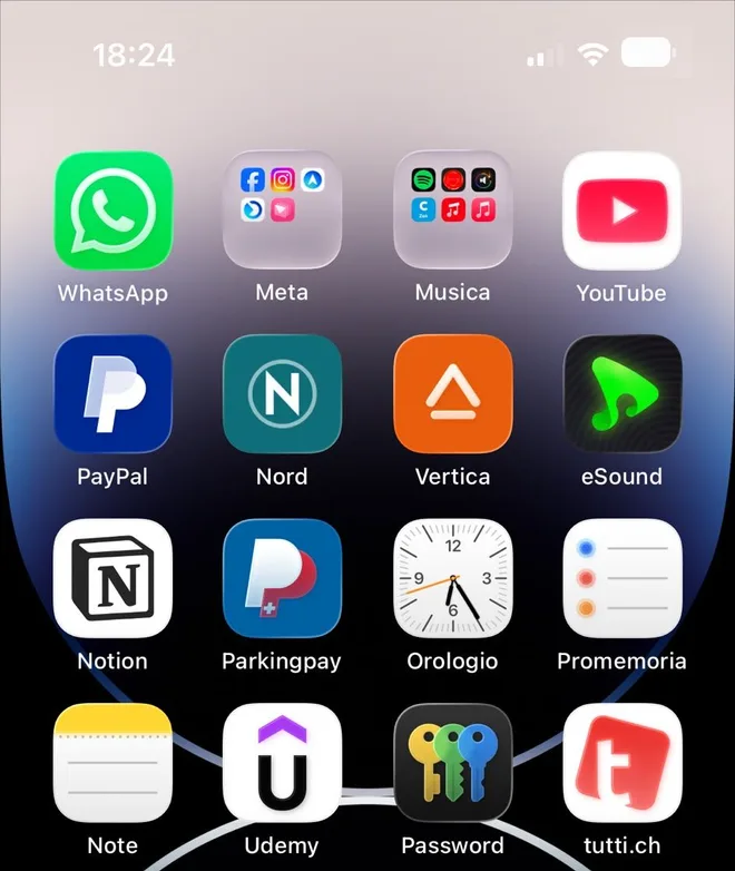 Schermata home di un iPhone: le app di due studi diversi, Nord e Vertica, ognuna con il proprio logo e il proprio nome, accanto alle altre app del telefono